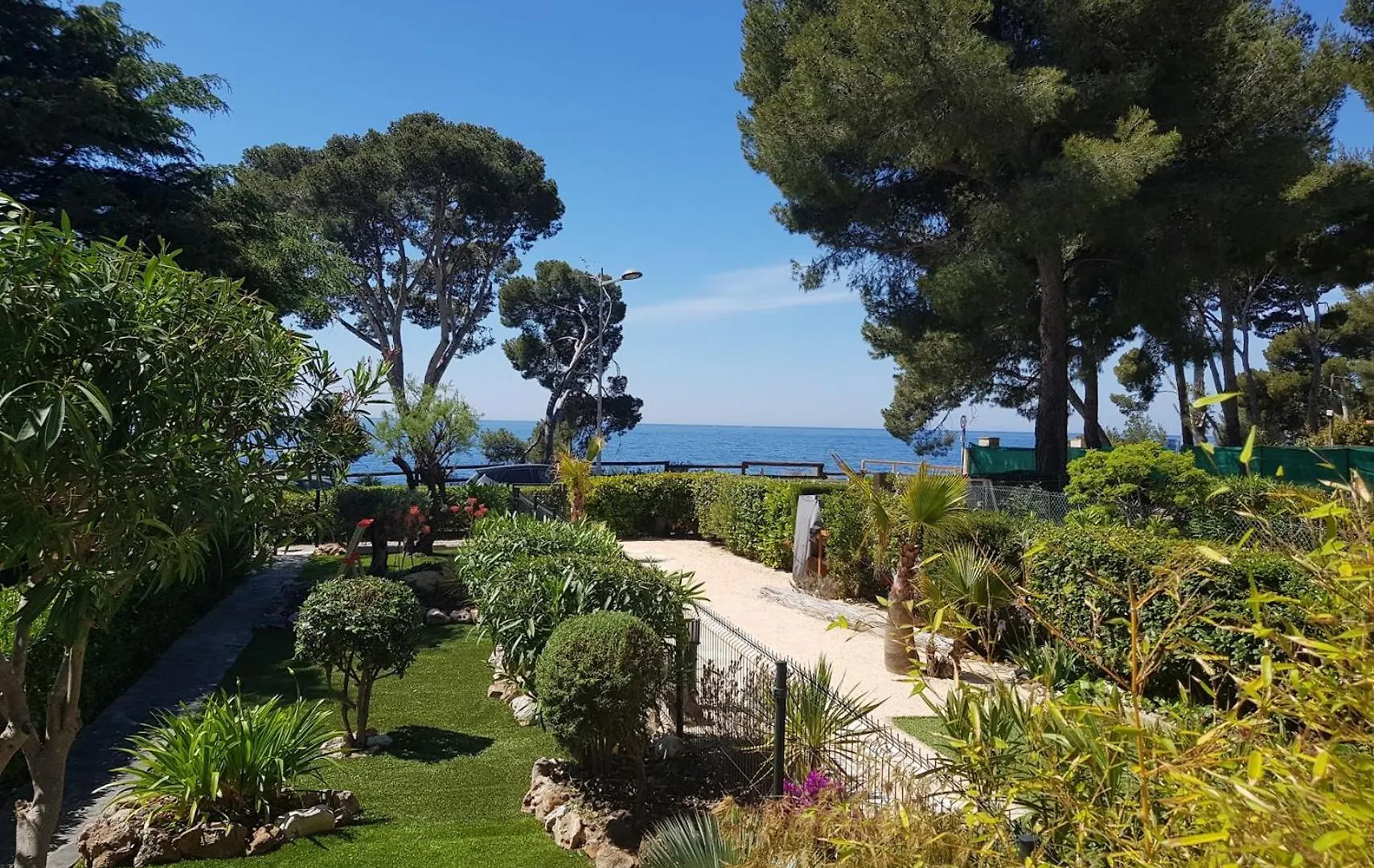 Kontakte von Appartement Les Pieds Dans L\'Eau Avec Terrasse Et Jardin